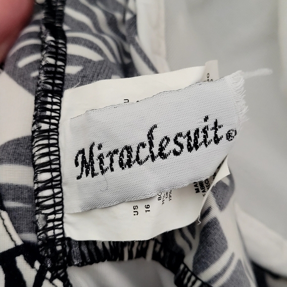 Miraclesuit Tummy Control Banana Leafs Swimsuit - Picture 5 of 5